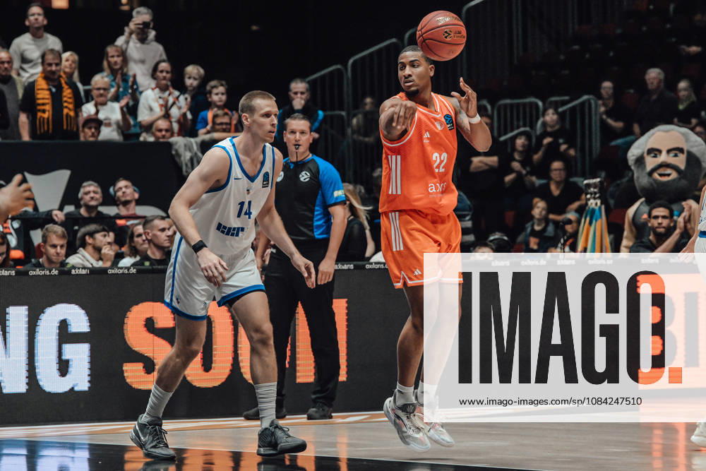 2. Spieltag des Basketball Eurocup Niners Chemnitz - Klaipedos Neptunas 07.10.2026 ab 19.00 Uhr Chemnitz, Chemnitz Arena Im Foto: 14 Martynas Echodas, 22 Nighaeal Ceaser 2. Spieltag des Basketball Eurocup Niners Chemnitz - Klaipedos Neptunas Chemnitz Sachsen Deutschland