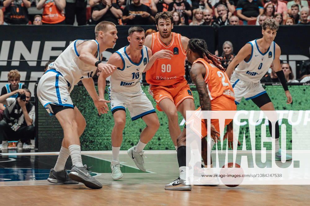 2. Spieltag des Basketball Eurocup Niners Chemnitz - Klaipedos Neptunas 07.10.2026 ab 19.00 Uhr Chemnitz, Chemnitz Arena Im Foto:10 Elvar Fridkriksson, 90 Jannis von Seckendorf, 24 Cobe Williams 2. Spieltag des Basketball Eurocup Niners Chemnitz - Klaipedos Neptunas Chemnitz Sachsen Deutschland