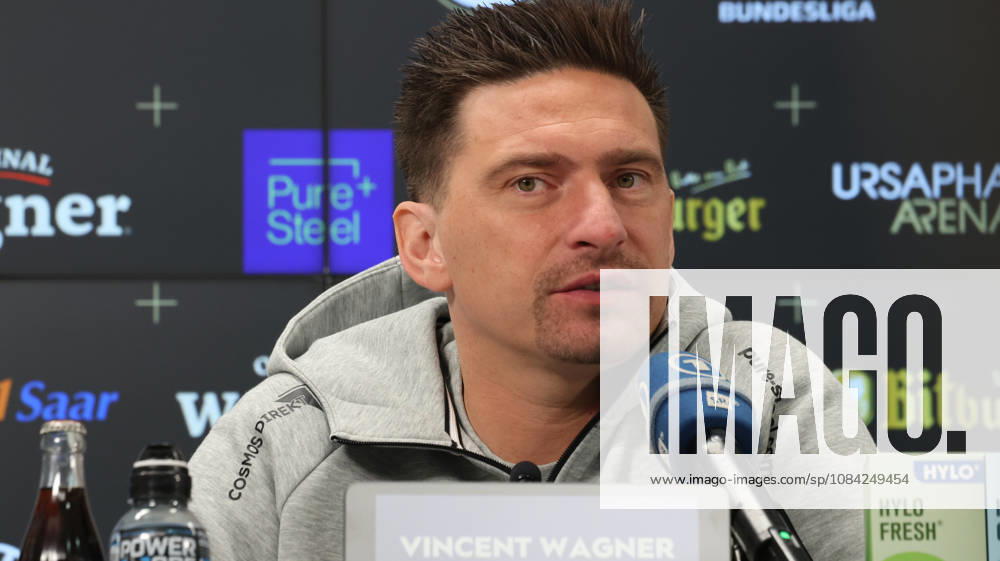 Fussball 1.Bundesliga , SV Elversberg - Pressekonferenz mit Vincent Wagner v.l. Vincent Wagner Trainer (SV 07 Elversberg) Elversberg