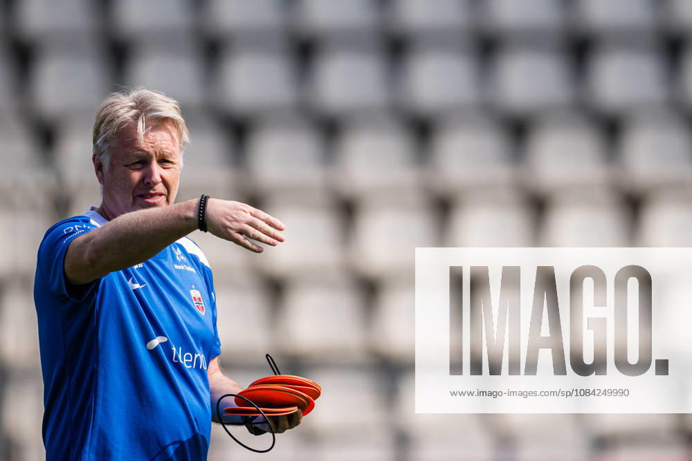 Assistant coach Kjetil Lone of the Norwegian womens national football team during a training session on October 8, 2026 in Bucharest. Photo: Marius Simensen BILDBYRAN Cop 238 bbeng dam fifa women s world cup qualifier football fotball fotboll norge norway practice soccer training trening träning