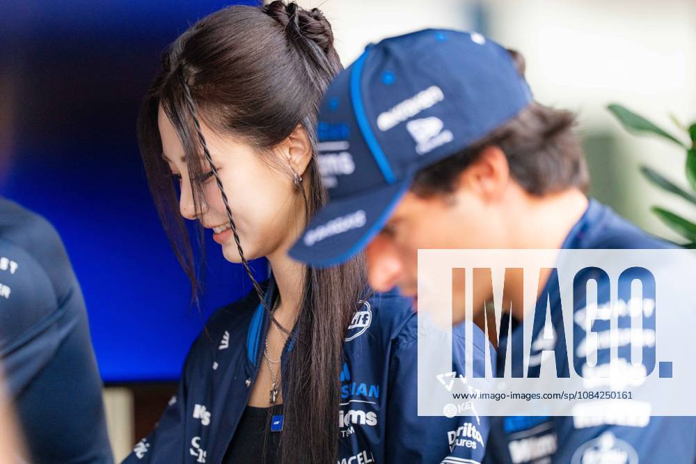 2026 Formula 1 Singapore - Tzuyu at Media Day TZUYU (TPE) K-Pop Singer and Member of TWICE and CARLOS SAINZ 55 (ESP) of Atlassian Williams F1 Team (Williams FW48)on Thursday Media Day during the Formula 1 Singapore Airlines Singapore Grand Prix 2026 at Marina Bay Street Circuit, Singapore, on October 8, 2026. Photo by Antoine LAPEYRE Reveries Agency via ABACAPRESS.COM Singapore Singapore