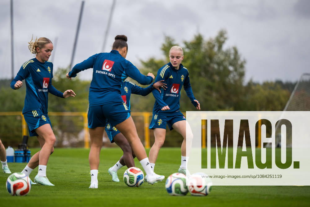 Hanna Lundkvist and Anna Sandberg of the Swedish women s national football team during a training session on October 8, 2026 in Stockholm. Photo: Johanna Säll BILDBYRAN kod JL JL0637 fotboll football soccer fotball vm-kval kval fifa womens world cup qualifier qualifier träning practice training sverige sweden dam bbengfotboll football soccer fotball vm-kval kval fifa womens world cup qualifier qualifier träning practice training sverige sweden dam bbeng