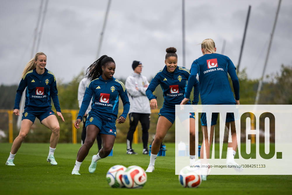 Monica Jusu Bah and Felicia Schröder of the Swedish women s national football team during a training session on October 8, 2026 in Stockholm. Photo: Johanna Säll BILDBYRAN kod JL JL0637 fotboll football soccer fotball vm-kval kval fifa womens world cup qualifier qualifier träning practice training sverige sweden dam bbengfotboll football soccer fotball vm-kval kval fifa womens world cup qualifier qualifier träning practice training sverige sweden dam bbeng