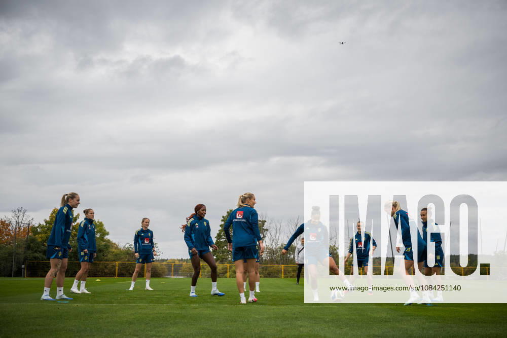 Players of the Swedish women s national football team during a training session on October 8, 2026 in Stockholm. Photo: Johanna Säll BILDBYRAN kod JL JL0637 fotboll football soccer fotball vm-kval kval fifa womens world cup qualifier qualifier träning practice training sverige sweden dam bbengfotboll football soccer fotball vm-kval kval fifa womens world cup qualifier qualifier träning practice training sverige sweden dam bbeng