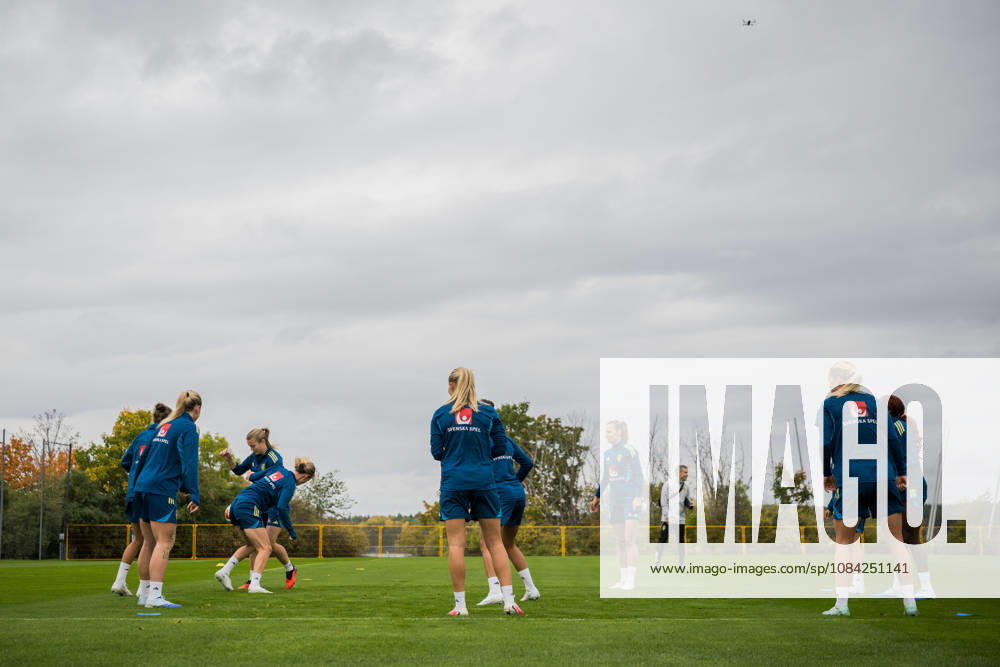 Players of the Swedish women s national football team during a training session on October 8, 2026 in Stockholm. Photo: Johanna Säll BILDBYRAN kod JL JL0637 fotboll football soccer fotball vm-kval kval fifa womens world cup qualifier qualifier träning practice training sverige sweden dam bbengfotboll football soccer fotball vm-kval kval fifa womens world cup qualifier qualifier träning practice training sverige sweden dam bbeng