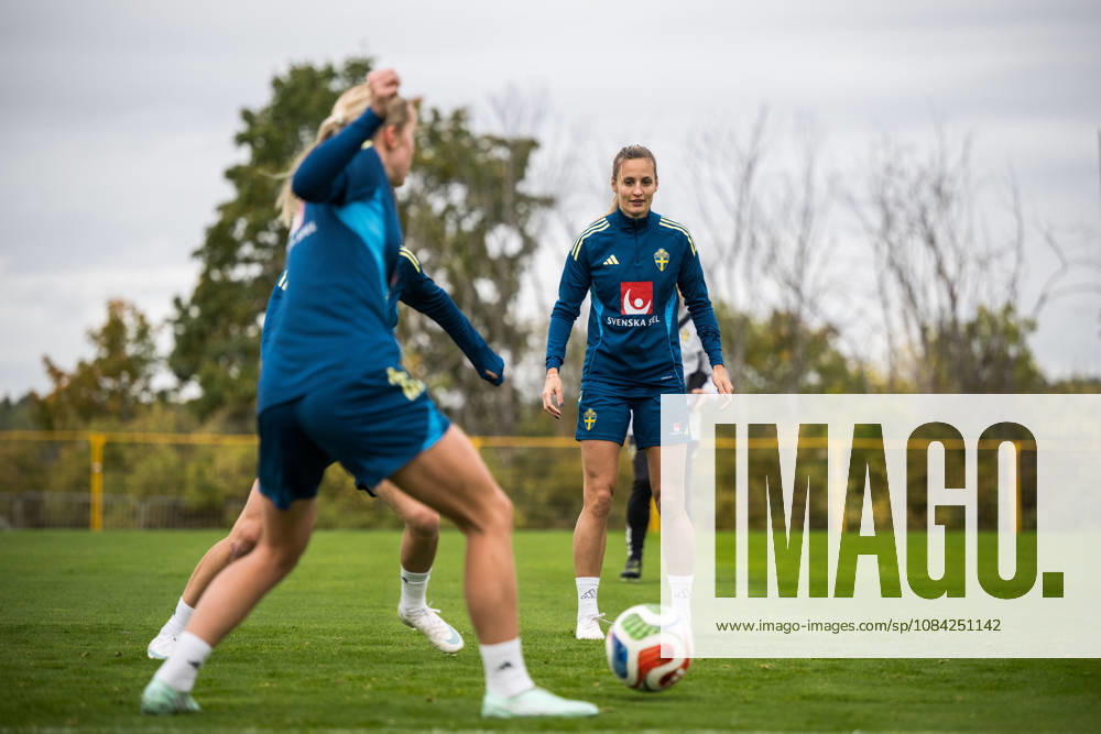 Nathalie Björn of the Swedish women s national football team during a training session on October 8, 2026 in Stockholm. Photo: Johanna Säll BILDBYRAN kod JL JL0637 fotboll football soccer fotball vm-kval kval fifa womens world cup qualifier qualifier träning practice training sverige sweden dam bbengfotboll football soccer fotball vm-kval kval fifa womens world cup qualifier qualifier träning practice training sverige sweden dam bbeng