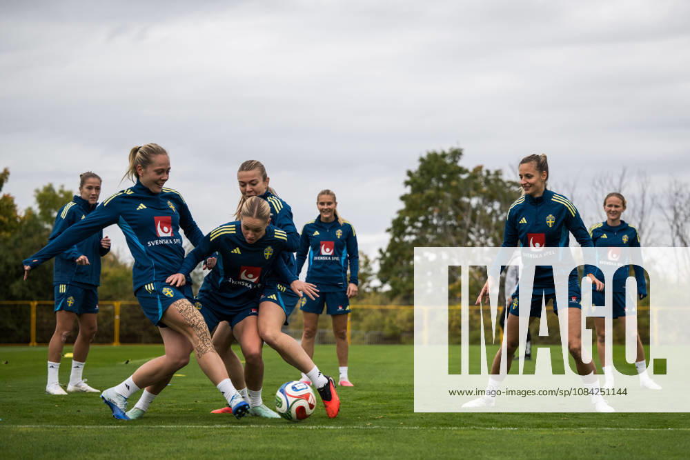 Beata Olsson, Alice Bergström, Hanna Lundkvist and Nathalie Björn of the Swedish women s national football team during a training session on October 8, 2026 in Stockholm. Photo: Johanna Säll BILDBYRAN kod JL JL0637 fotboll football soccer fotball vm-kval kval fifa womens world cup qualifier qualifier träning practice training sverige sweden dam bbengfotboll football soccer fotball vm-kval kval fifa womens world cup qualifier qualifier träning practice training sverige sweden dam bbeng