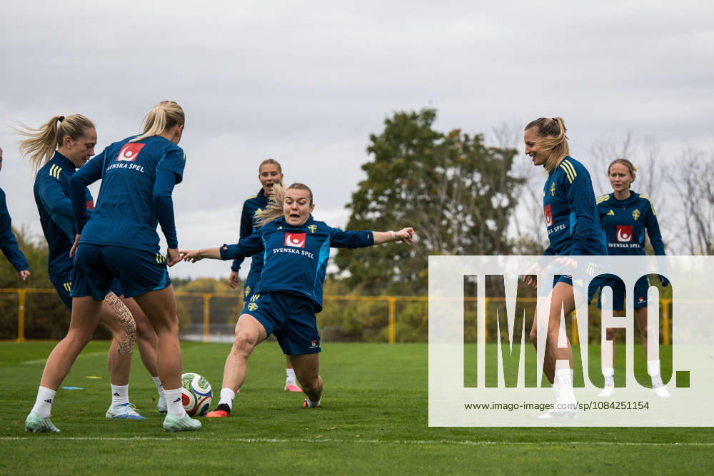 Alice Bergström and Beata Olsson of the Swedish women s national football team during a training session on October 8, 2026 in Stockholm. Photo: Johanna Säll BILDBYRAN kod JL JL0637 fotboll football soccer fotball vm-kval kval fifa womens world cup qualifier qualifier träning practice training sverige sweden dam bbengfotboll football soccer fotball vm-kval kval fifa womens world cup qualifier qualifier träning practice training sverige sweden dam bbeng