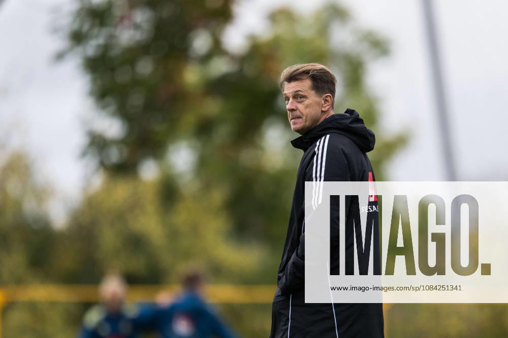 Head coach Tony Gustavsson of the Swedish women s national football team during a training session on October 8, 2026 in Stockholm. Photo: Johanna Säll BILDBYRAN kod JL JL0637 fotboll football soccer fotball vm-kval kval fifa womens world cup qualifier qualifier träning practice training sverige sweden dam bbengfotboll football soccer fotball vm-kval kval fifa womens world cup qualifier qualifier träning practice training sverige sweden dam bbeng