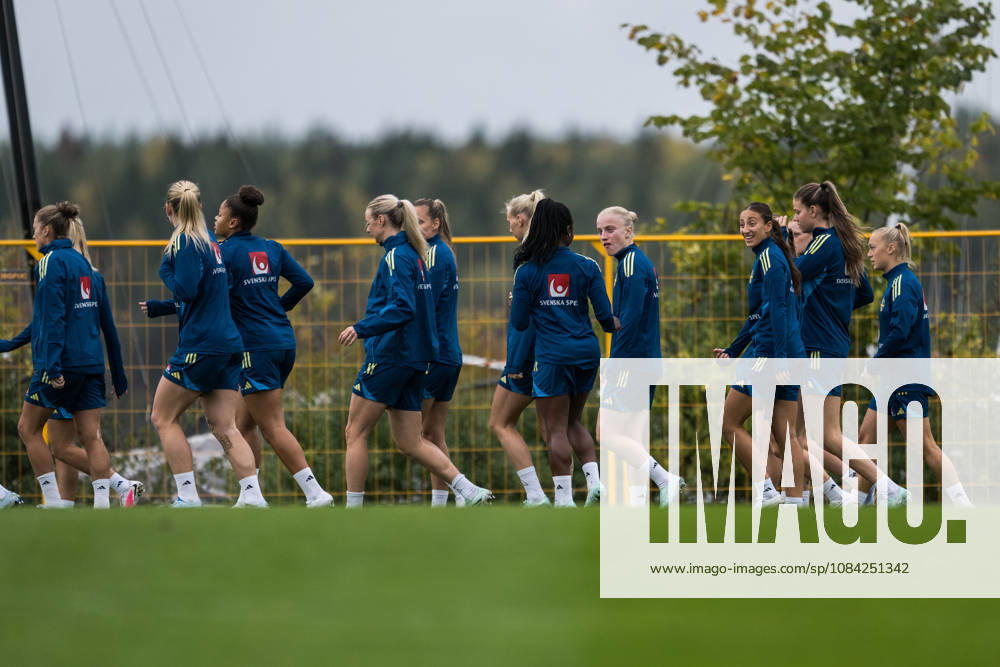 Players of the Swedish women s national football team during a training session on October 8, 2026 in Stockholm. Photo: Johanna Säll BILDBYRAN kod JL JL0637 fotboll football soccer fotball vm-kval kval fifa womens world cup qualifier qualifier träning practice training sverige sweden dam bbengfotboll football soccer fotball vm-kval kval fifa womens world cup qualifier qualifier träning practice training sverige sweden dam bbeng