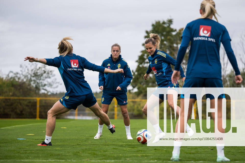Filippa Angeldahl and Nathalie Björn of the Swedish women s national football team during a training session on October 8, 2026 in Stockholm. Photo: Johanna Säll BILDBYRAN kod JL JL0637 fotboll football soccer fotball vm-kval kval fifa womens world cup qualifier qualifier träning practice training sverige sweden dam bbengfotboll football soccer fotball vm-kval kval fifa womens world cup qualifier qualifier träning practice training sverige sweden dam bbeng