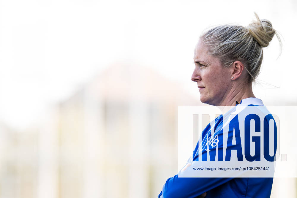 Head coach Gemma Grainger of the Norwegian womens national football team during a training session on October 8, 2026 in Bucharest. Photo: Marius Simensen BILDBYRAN Cop 238 bbeng dam fifa women s world cup qualifier football fotball fotboll norge norway practice soccer training trening träning