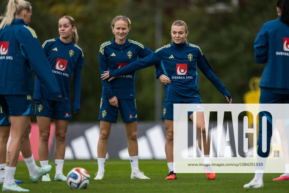 Hanna Lundkvist, Matilda Vinberg and Beata Olsson of the Swedish women s national football team during a training session on October 8, 2026 in Stockholm. Photo: Johanna Säll BILDBYRAN kod JL JL0637 fotboll football soccer fotball vm-kval kval fifa womens world cup qualifier qualifier träning practice training sverige sweden dam bbengfotboll football soccer fotball vm-kval kval fifa womens world cup qualifier qualifier träning practice training sverige sweden dam bbeng