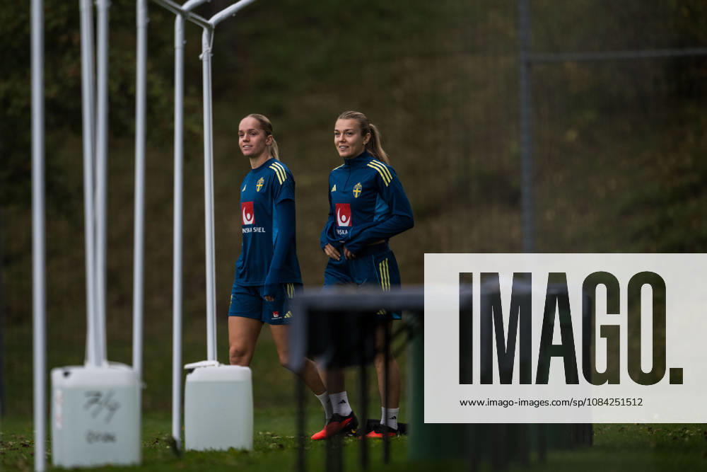 Hanna Lundkvist and Beata Olsson of the Swedish women s national football team during a training session on October 8, 2026 in Stockholm. Photo: Johanna Säll BILDBYRAN kod JL JL0637 fotboll football soccer fotball vm-kval kval fifa womens world cup qualifier qualifier träning practice training sverige sweden dam bbengfotboll football soccer fotball vm-kval kval fifa womens world cup qualifier qualifier träning practice training sverige sweden dam bbeng