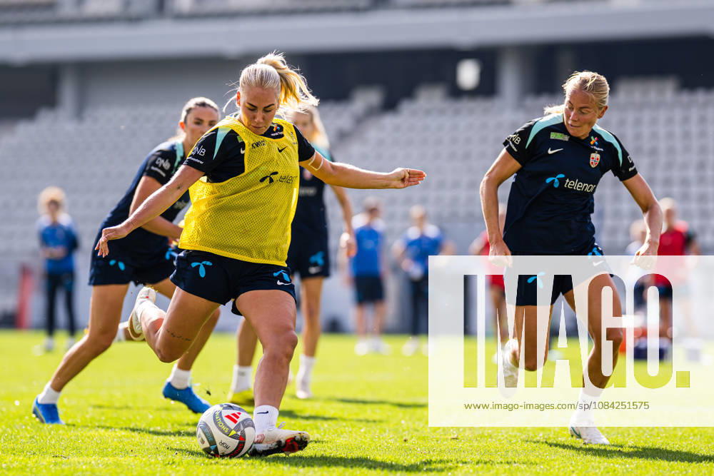 Cathinka Tandberg of the Norwegian womens national football team during a training session on October 8, 2026 in Bucharest. Photo: Marius Simensen BILDBYRAN Cop 238 bbeng dam fifa women s world cup qualifier football fotball fotboll norge norway practice soccer training trening träning