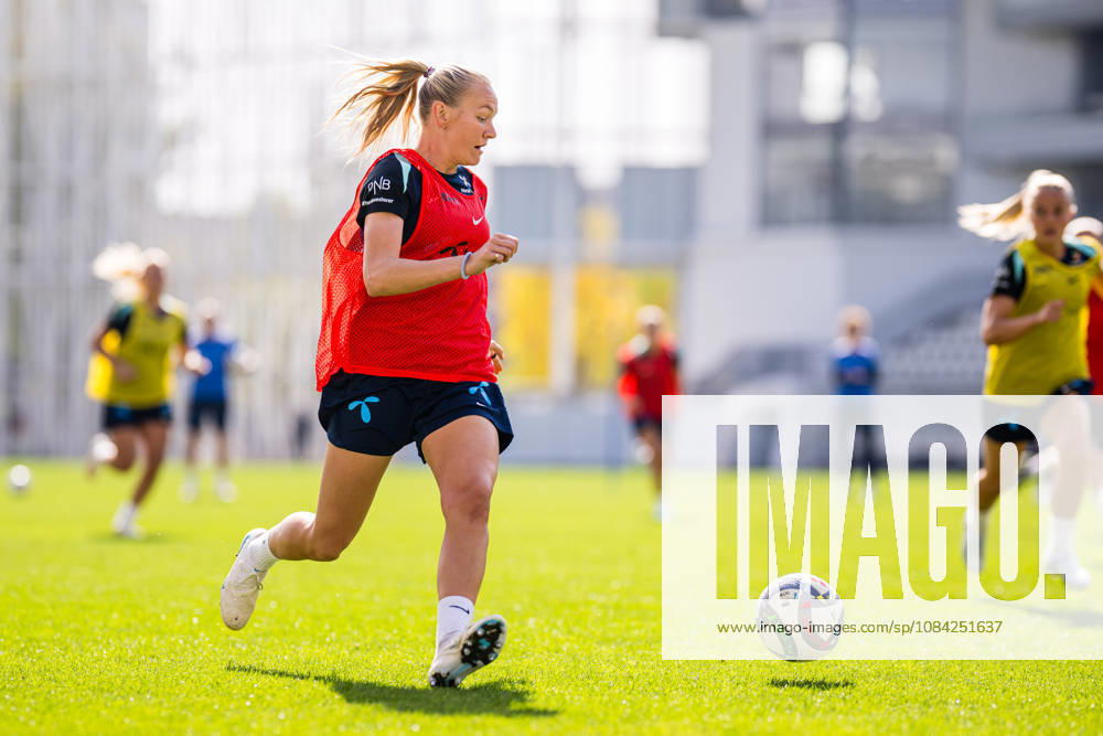 Frida Maanum of the Norwegian womens national football team during a training session on October 8, 2026 in Bucharest. Photo: Marius Simensen BILDBYRAN Cop 238 bbeng dam fifa women s world cup qualifier football fotball fotboll norge norway practice soccer training trening träning