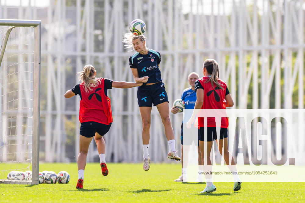 Ada Hegerberg of the Norwegian womens national football team during a training session on October 8, 2026 in Bucharest. Photo: Marius Simensen BILDBYRAN Cop 238 bbeng dam fifa women s world cup qualifier football fotball fotboll norge norway practice soccer training trening träning