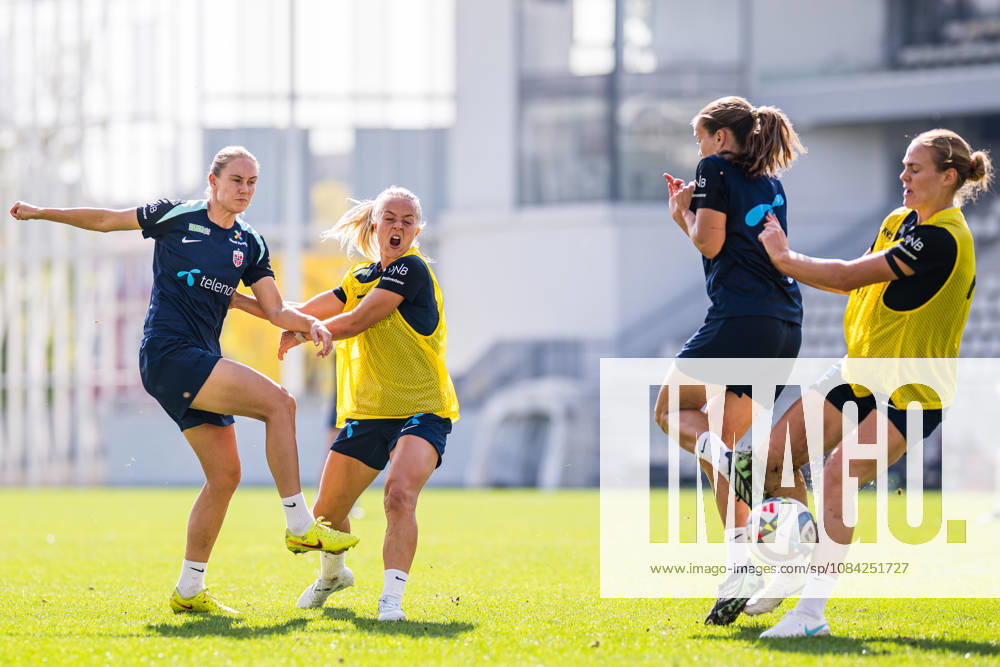 Lisa Naalsund of the Norwegian womens national football team during a training session on October 8, 2026 in Bucharest. Photo: Marius Simensen BILDBYRAN Cop 238 bbeng dam fifa women s world cup qualifier football fotball fotboll norge norway practice soccer training trening träning