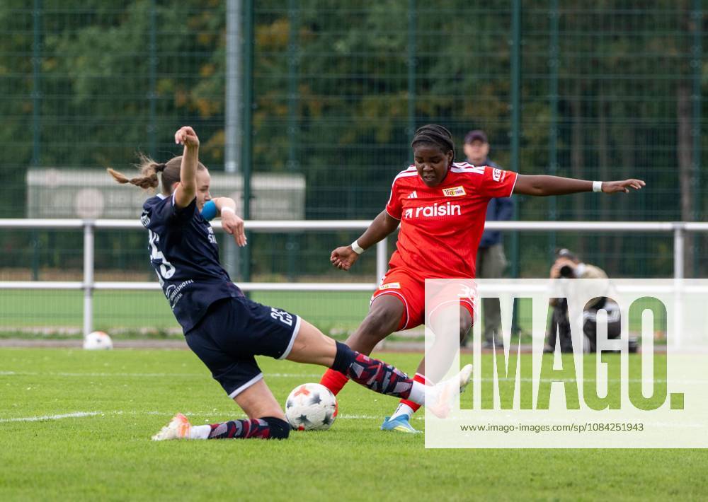 Fußball, Frauen, Testspiel, Saison 2026 2027, 1. FC Union Berlin - 1. FFC Turbine Potsdam, v. l. Merle Kirschstein (Turbine Potsdam), Lea Aseko Nkili (1. FC Union), 08.10.2026,