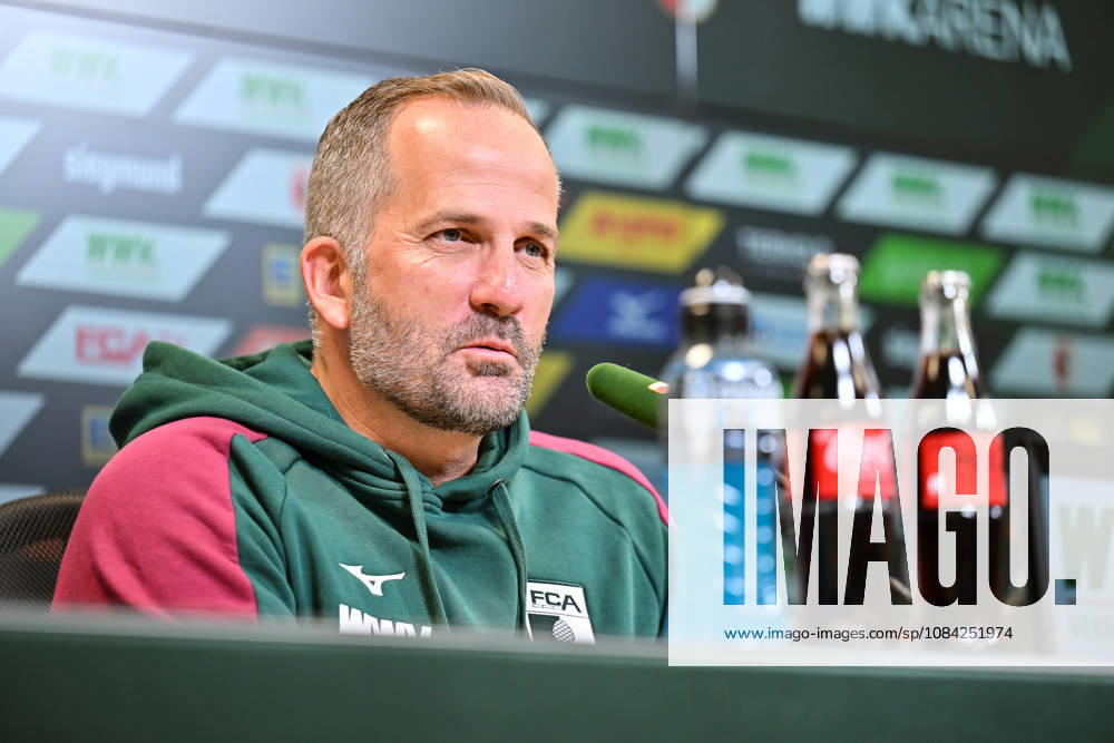 Pressekonferenz FC Augsburg, 08.10.2026 AUGSBURG, GERMANY; 08. OCTOBER: im Bild Manuel BAUM Coach FC Augsburg bei der Pressekonferenz vor der Bundesliga Partie gegen den FC Bayern