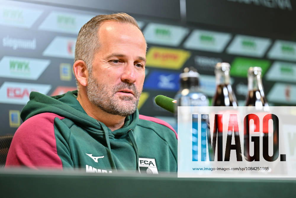 Pressekonferenz FC Augsburg, 08.10.2026 AUGSBURG, GERMANY; 08. OCTOBER: im Bild Manuel BAUM Coach FC Augsburg bei der Pressekonferenz vor der Bundesliga Partie gegen den FC Bayern
