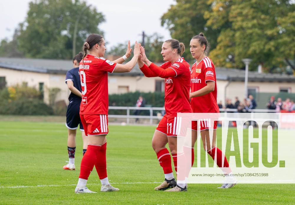 Fußball, Frauen, Testspiel, Saison 2026 2027, 1. FC Union Berlin - 1. FFC Turbine Potsdam, v. l. Sophie Weidauer (1. Frauen 1. FC Union), Dina Orschmann (1. Frauen 1. FC Union), Anna Weiß (1. Frauen 1. FC Union), Jubel nach Tor zum 2:0, 08.10.2026,