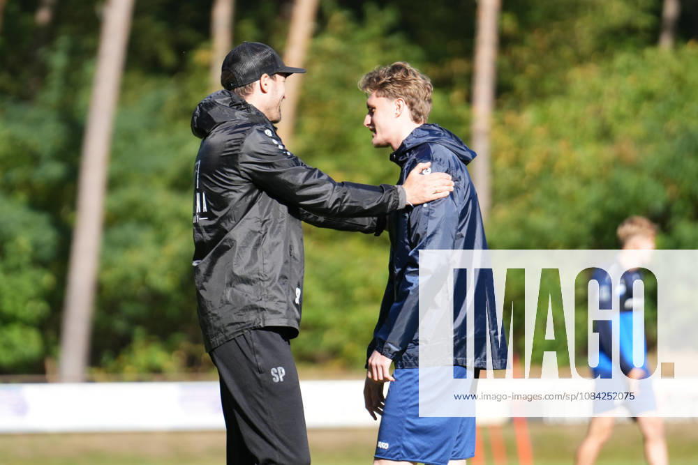 Deutschland: Fussball, Trainingseinheit, 3. Liga, Saison 2026-2027, NVB-Campus B-Platz Hänsch-Arena, SV Meppen, Donnerstag, 08.10.2026, Vormittagstraining: Tony Rölke (Gastspieler, SV Meppen) und Steffen Puttkammer (Co-Trainer, SV Meppen)