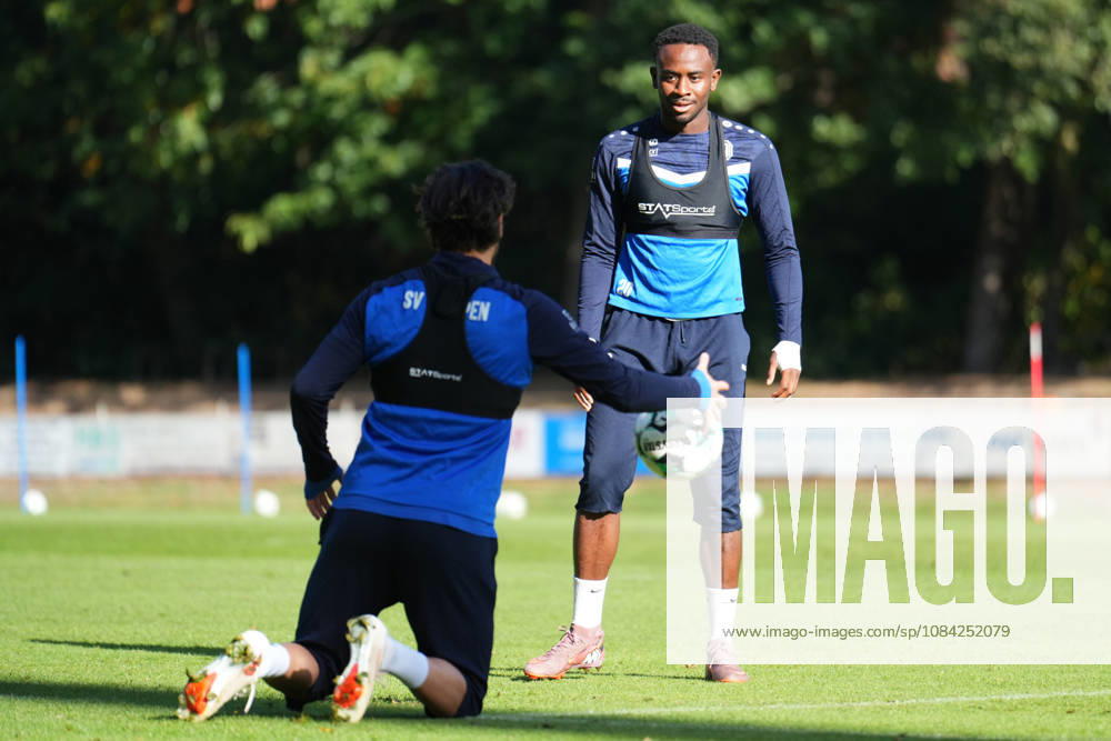 Deutschland: Fussball, Trainingseinheit, 3. Liga, Saison 2026-2027, NVB-Campus B-Platz Hänsch-Arena, SV Meppen, Donnerstag, 08.10.2026, Vormittagstraining: Nikell Touglo (SV Meppen, 20) vor dem am Boden knienden Ersin Zehir (SV Meppen, 6)