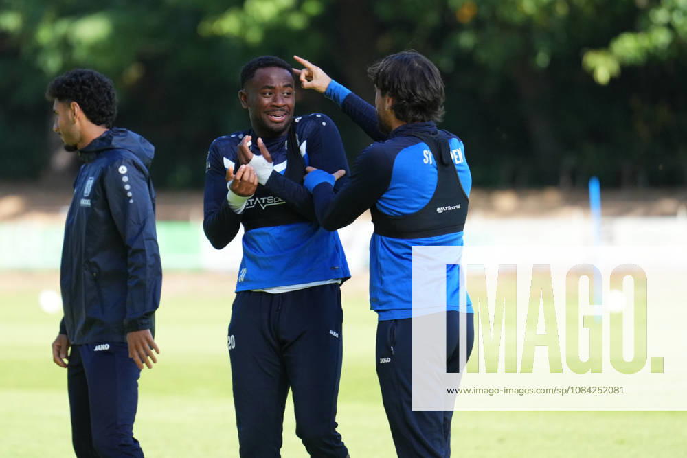 Deutschland: Fussball, Trainingseinheit, 3. Liga, Saison 2026-2027, NVB-Campus B-Platz Hänsch-Arena, SV Meppen, Donnerstag, 08.10.2026, Vormittagstraining: Ersin Zehir (SV Meppen, 6) schnippst Nikell Touglo (SV Meppen, 20) am Ohr