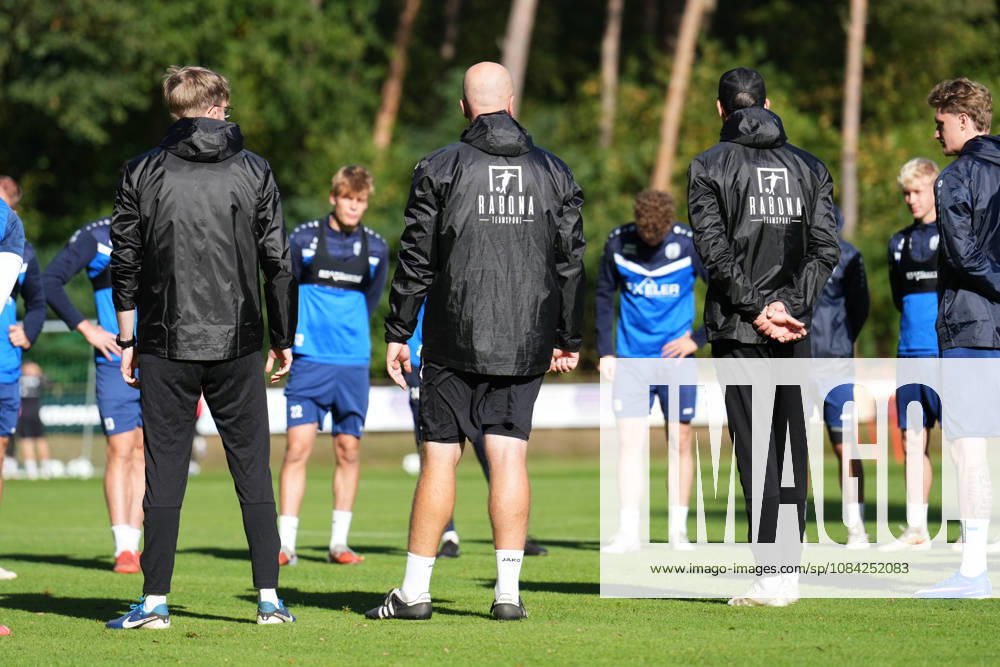 Deutschland: Fussball, Trainingseinheit, 3. Liga, Saison 2026-2027, NVB-Campus B-Platz Hänsch-Arena, SV Meppen, Donnerstag, 08.10.2026, Vormittagstraining: Lucas Beniermann (Trainer, SV Meppen) hält eine Ansprache vor der Trainingseinheit