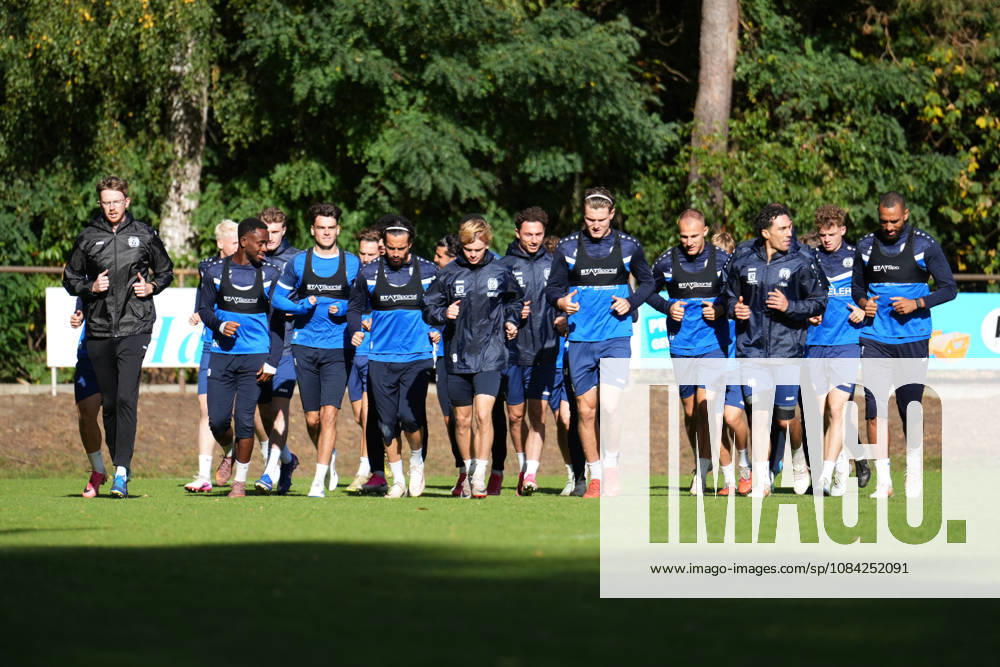 Deutschland: Fussball, Trainingseinheit, 3. Liga, Saison 2026-2027, NVB-Campus B-Platz Hänsch-Arena, SV Meppen, Donnerstag, 08.10.2026, Vormittagstraining: Team des SV Meppen beim Warmlaufen