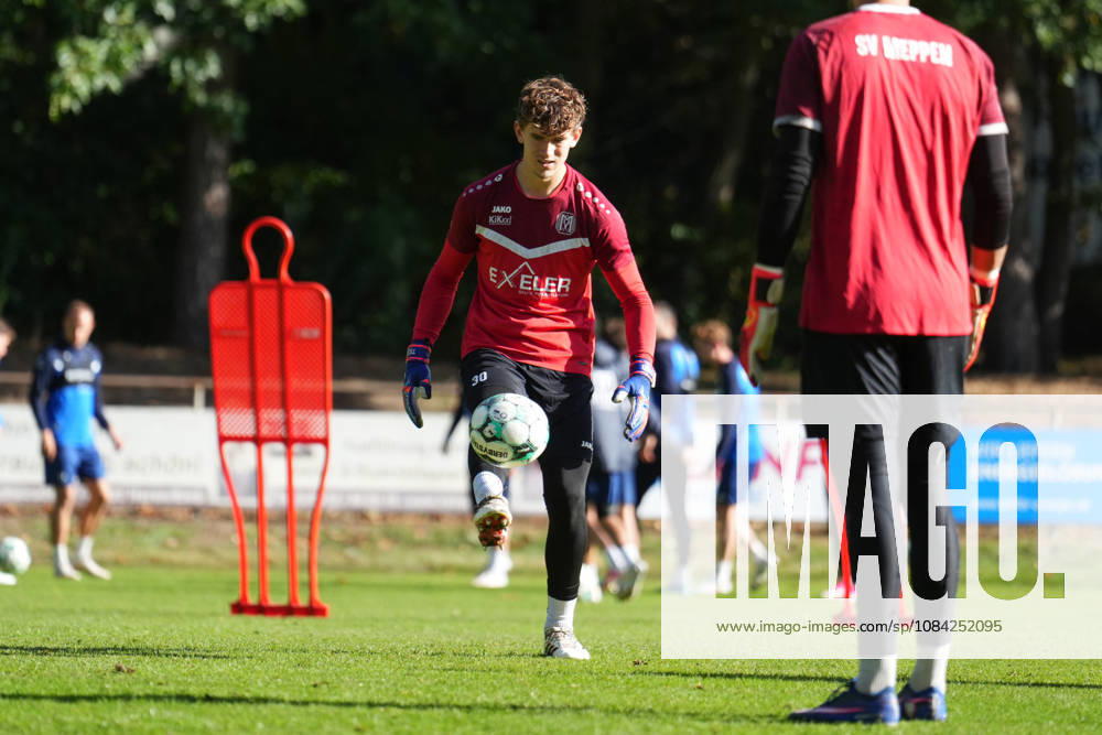 Deutschland: Fussball, Trainingseinheit, 3. Liga, Saison 2026-2027, NVB-Campus B-Platz Hänsch-Arena, SV Meppen, Donnerstag, 08.10.2026, Vormittagstraining: Timo Schmitz (SV Meppen, 30) jongliert den Ball