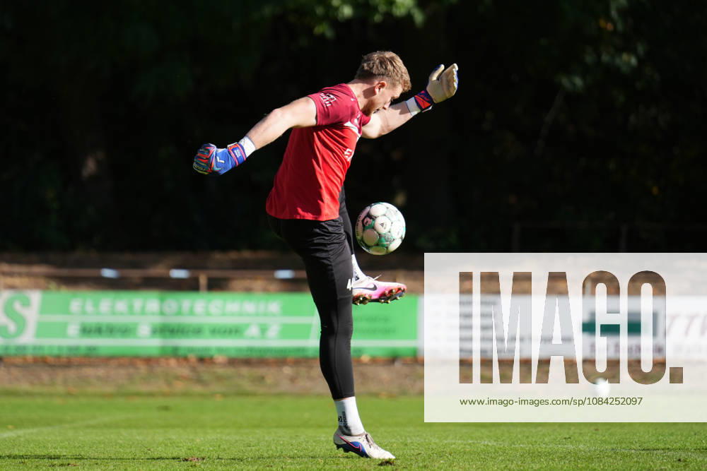 Deutschland: Fussball, Trainingseinheit, 3. Liga, Saison 2026-2027, NVB-Campus B-Platz Hänsch-Arena, SV Meppen, Donnerstag, 08.10.2026, Vormittagstraining: Julius Pünt (SV Meppen, 44) jongliert den Ball