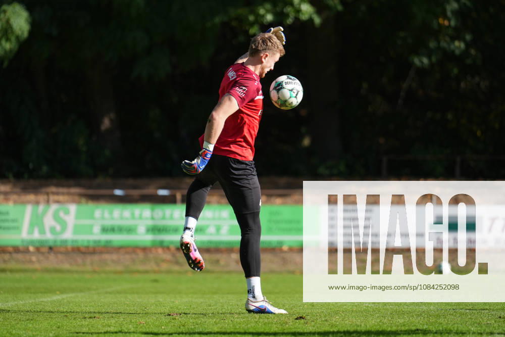 Deutschland: Fussball, Trainingseinheit, 3. Liga, Saison 2026-2027, NVB-Campus B-Platz Hänsch-Arena, SV Meppen, Donnerstag, 08.10.2026, Vormittagstraining: Julius Pünt (SV Meppen, 44) jongliert den Ball