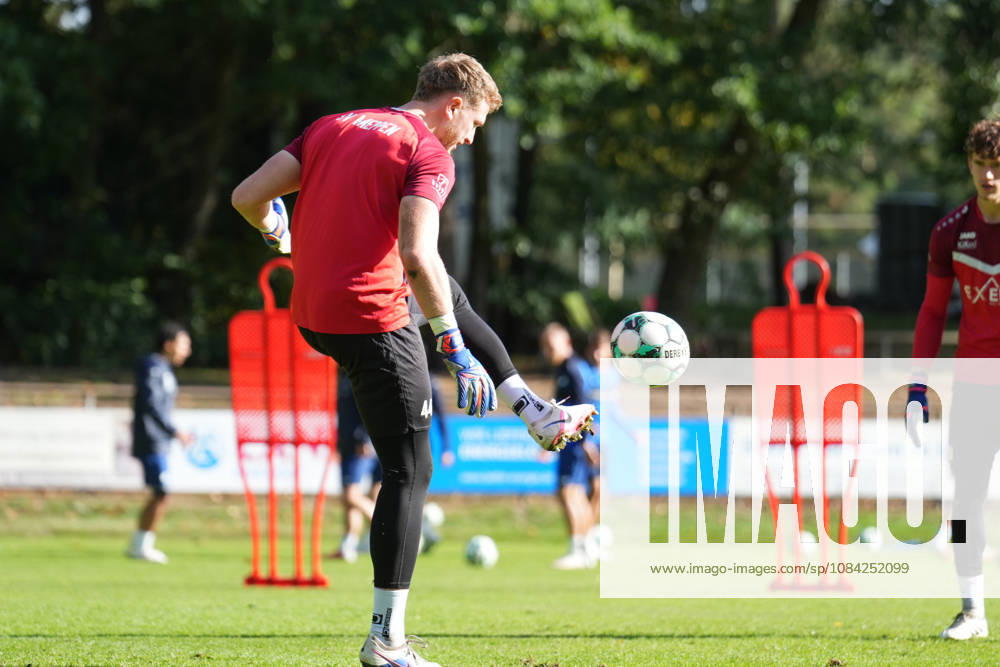 Deutschland: Fussball, Trainingseinheit, 3. Liga, Saison 2026-2027, NVB-Campus B-Platz Hänsch-Arena, SV Meppen, Donnerstag, 08.10.2026, Vormittagstraining: Julius Pünt (SV Meppen, 44) jongliert den Ball