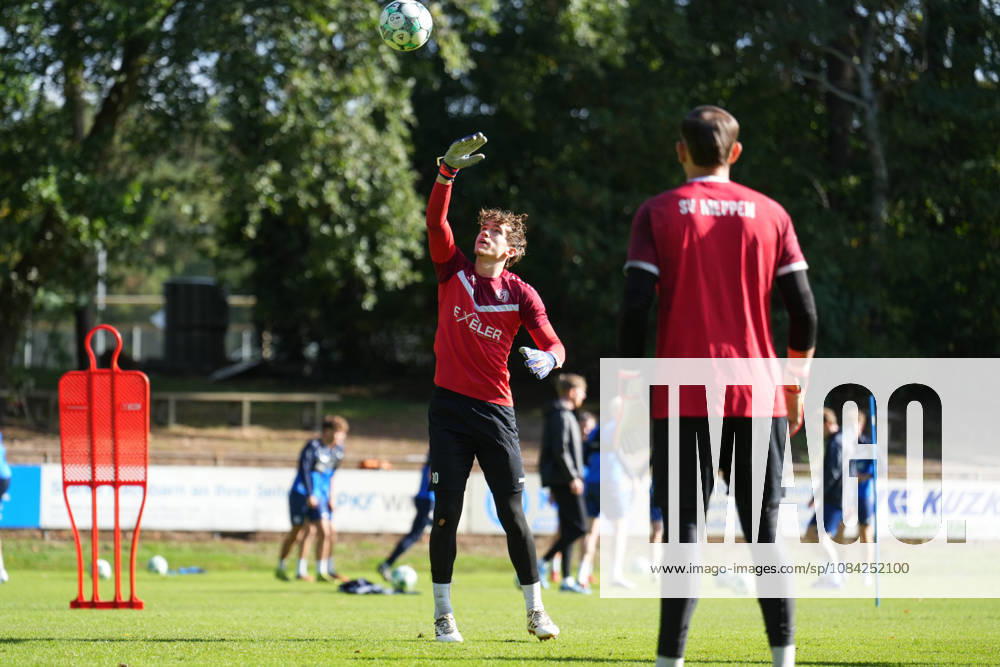 Deutschland: Fussball, Trainingseinheit, 3. Liga, Saison 2026-2027, NVB-Campus B-Platz Hänsch-Arena, SV Meppen, Donnerstag, 08.10.2026, Vormittagstraining: Timo Schmitz (SV Meppen, 30) jongliert den Ball
