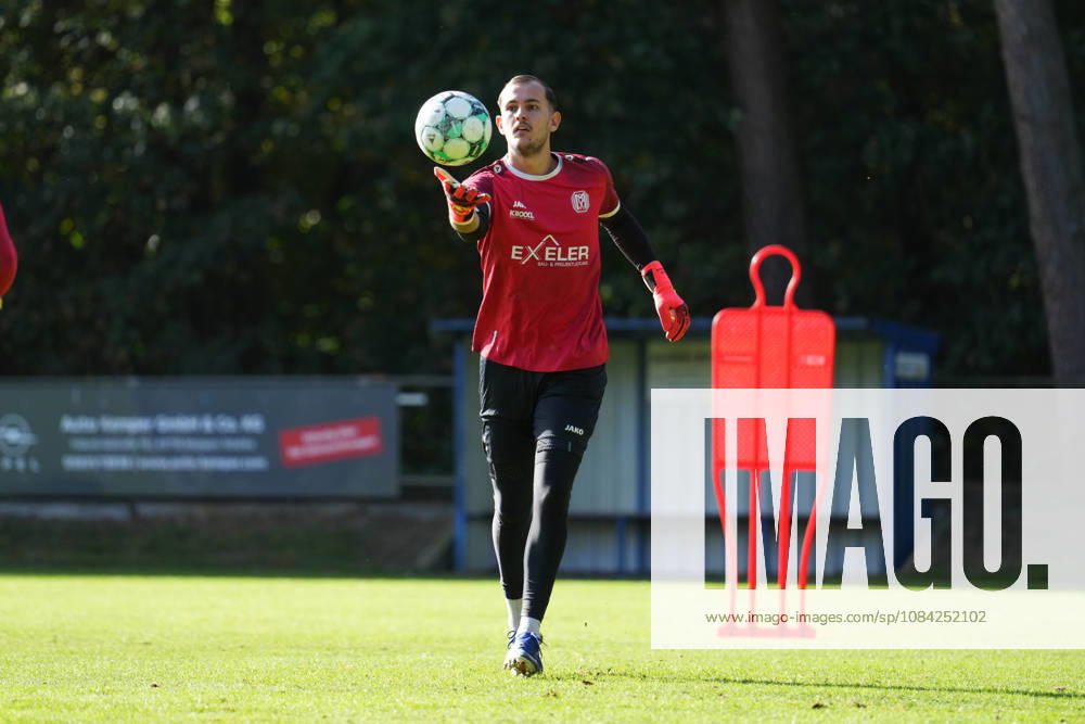 Deutschland: Fussball, Trainingseinheit, 3. Liga, Saison 2026-2027, NVB-Campus B-Platz Hänsch-Arena, SV Meppen, Donnerstag, 08.10.2026, Vormittagstraining: Noah Oberbeck (SV Meppen, 1) fäustet den Ball