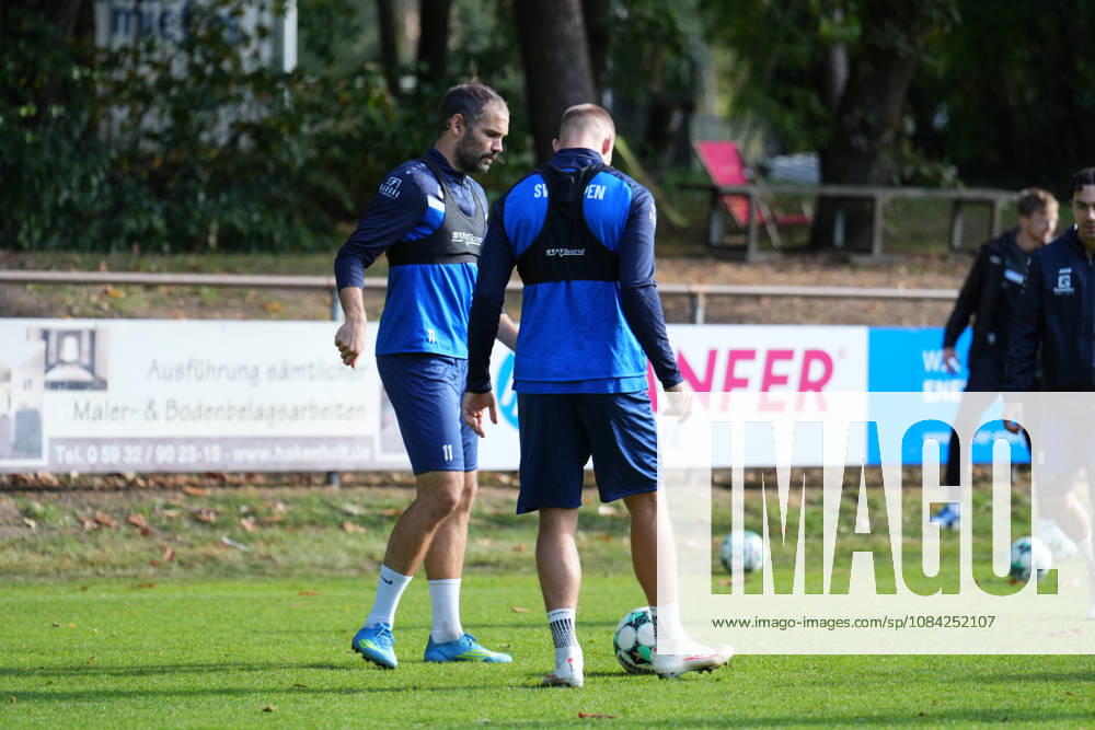 Deutschland: Fussball, Trainingseinheit, 3. Liga, Saison 2026-2027, NVB-Campus B-Platz Hänsch-Arena, SV Meppen, Donnerstag, 08.10.2026, Vormittagstraining: Jannic Ehlers (SV Meppen, 17) und Simon Engelmann (SV Meppen, 11)