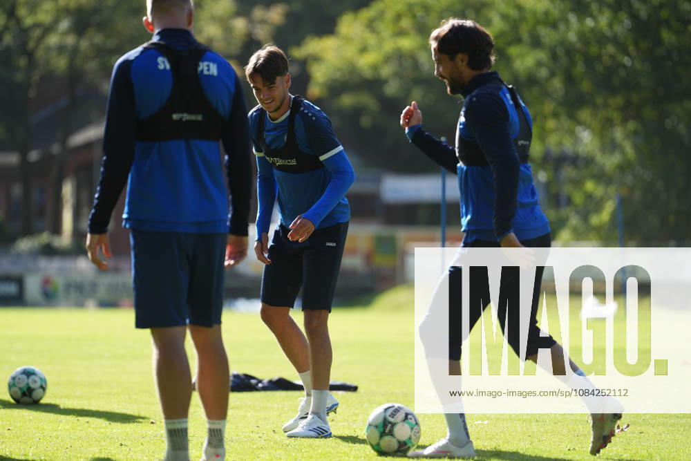 Deutschland: Fussball, Trainingseinheit, 3. Liga, Saison 2026-2027, NVB-Campus B-Platz Hänsch-Arena, SV Meppen, Donnerstag, 08.10.2026, Vormittagstraining: Ersin Zehir (SV Meppen, 6) und Jonas Fedl (SV Meppen, 5) lachend beim Rodeo