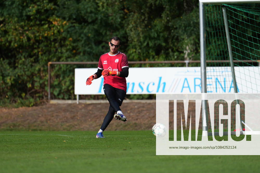 Deutschland: Fussball, Trainingseinheit, 3. Liga, Saison 2026-2027, NVB-Campus B-Platz Hänsch-Arena, SV Meppen, Donnerstag, 08.10.2026, Vormittagstraining: Noah Oberbeck (SV Meppen, 1) beim Torwarttraining mit Sichteinschränkung