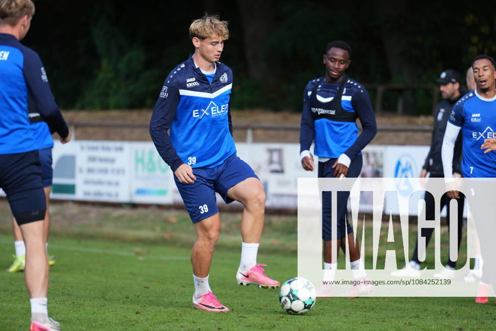 Deutschland: Fussball, Trainingseinheit, 3. Liga, Saison 2026-2027, NVB-Campus B-Platz Hänsch-Arena, SV Meppen, Donnerstag, 08.10.2026, Vormittagstraining: Florian Bähr (SV Meppen, 39) spielt den Ball