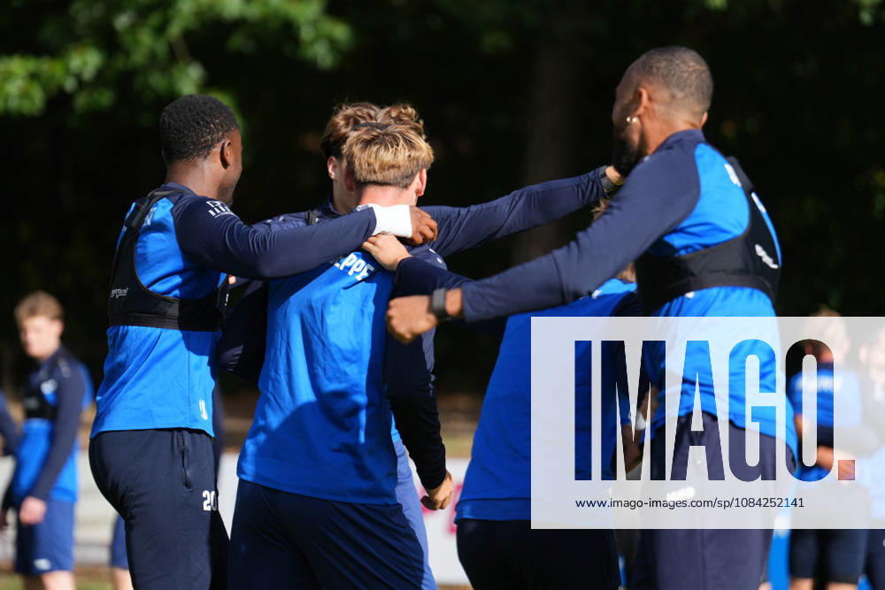 Deutschland: Fussball, Trainingseinheit, 3. Liga, Saison 2026-2027, NVB-Campus B-Platz Hänsch-Arena, SV Meppen, Donnerstag, 08.10.2026, Vormittagstraining: Nikell Touglo (SV Meppen, 20), Luis Sprekelmeyer (SV Meppen, 19), Florian Bähr (SV Meppen, 39) und Cyrill Akono (SV Meppen, 9) freuen sich beim Rodeo