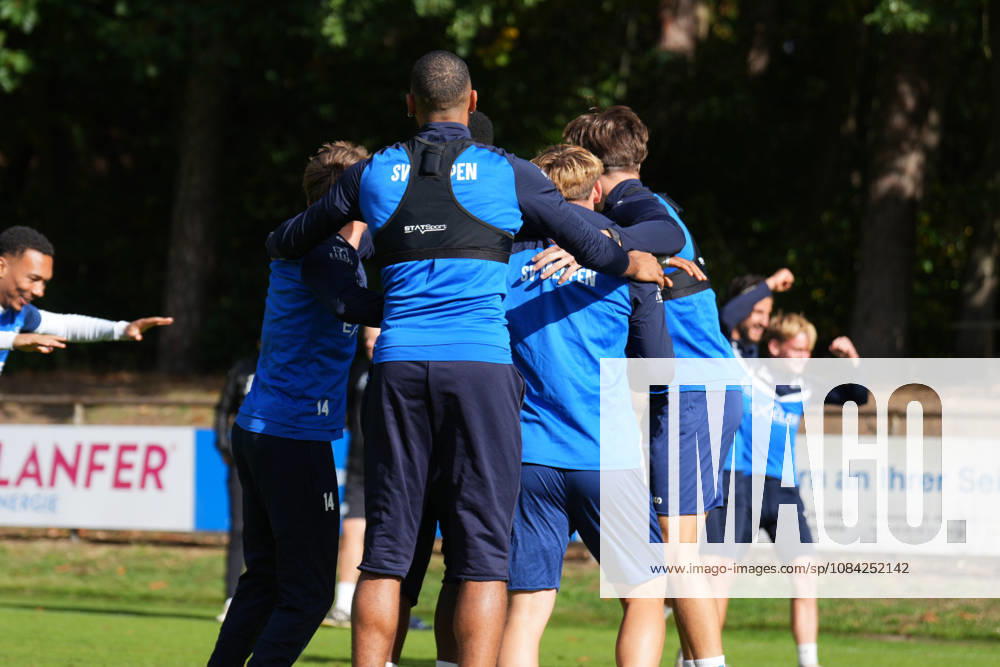 Deutschland: Fussball, Trainingseinheit, 3. Liga, Saison 2026-2027, NVB-Campus B-Platz Hänsch-Arena, SV Meppen, Donnerstag, 08.10.2026, Vormittagstraining: Nikell Touglo (SV Meppen, 20), Luis Sprekelmeyer (SV Meppen, 19), Florian Bähr (SV Meppen, 39) und Cyrill Akono (SV Meppen, 9) freuen sich beim Rodeo