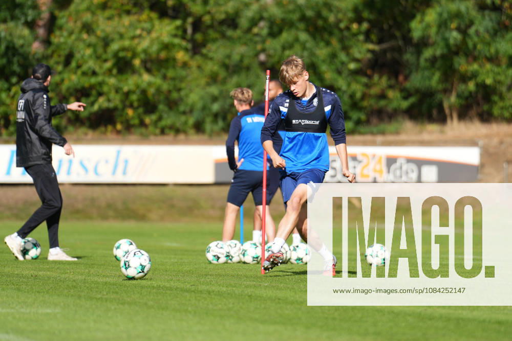 Deutschland: Fussball, Trainingseinheit, 3. Liga, Saison 2026-2027, NVB-Campus B-Platz Hänsch-Arena, SV Meppen, Donnerstag, 08.10.2026, Vormittagstraining: Mika Hermann (SV Meppen, 22) spielt den Ball