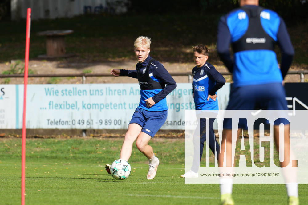 Deutschland: Fussball, Trainingseinheit, 3. Liga, Saison 2026-2027, NVB-Campus B-Platz Hänsch-Arena, SV Meppen, Donnerstag, 08.10.2026, Vormittagstraining: Luca Prasse (SV Meppen, 31) spielt den Ball