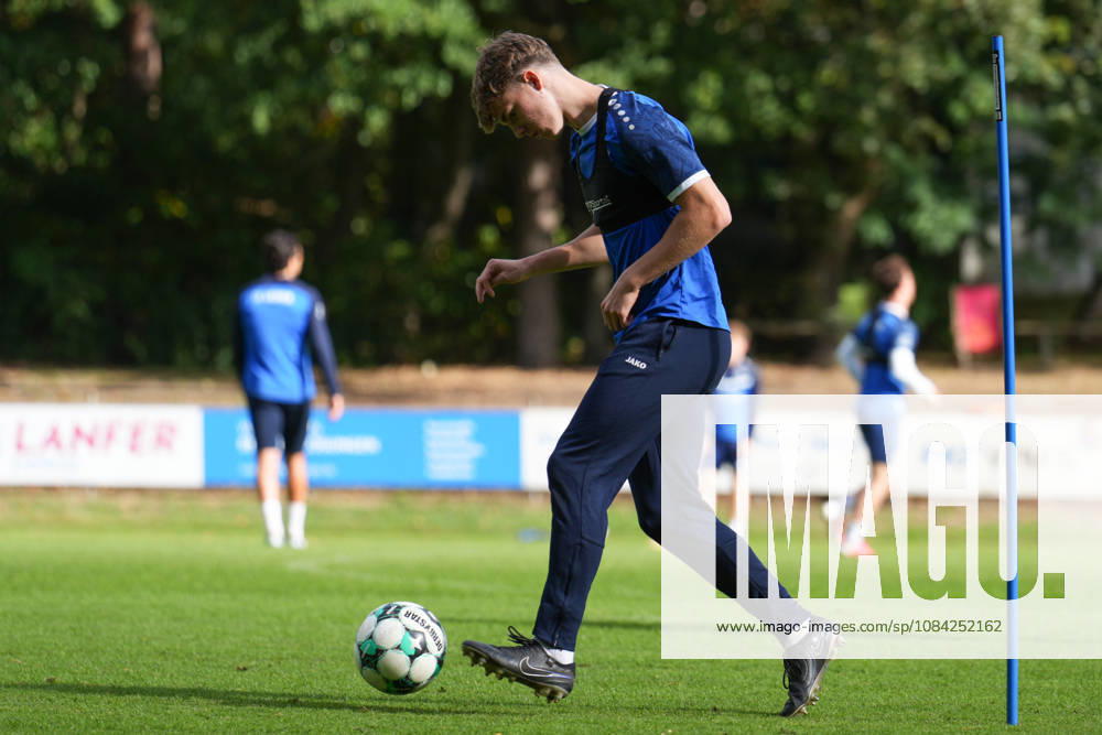 Deutschland: Fussball, Trainingseinheit, 3. Liga, Saison 2026-2027, NVB-Campus B-Platz Hänsch-Arena, SV Meppen, Donnerstag, 08.10.2026, Vormittagstraining: Henrik Wittrock (SV Meppen, 24) passt den Ball