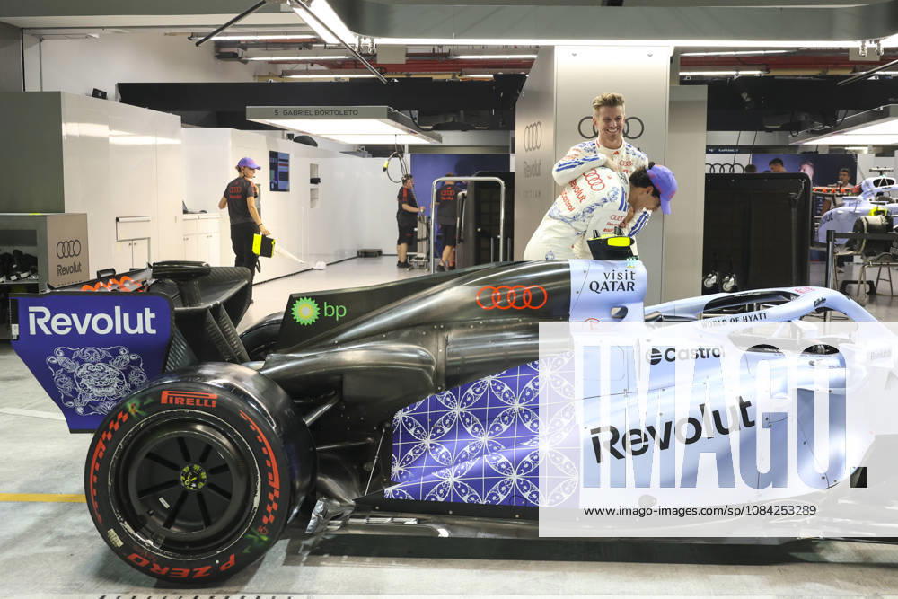 Formula 1 Singapore Airlines Singapore Grand Prix 2026 Gabriel Bortoleto (BRA), Audi Revolut F1 Team , R26, Car 5, Nico Hülkenberg (GER), Audi Revolut F1 Team , R26, Car 27 watching the special car livery for the Singarpore GP, also they have a special suit during Formula 1 Singapore Airlines Singapore Grand Prix 2026 on October 8., 2026 in Marina Bay Street Circuit, Singapore, Zsombor Toth Singapore Marina Bay Street Circuit Singapore Singapore