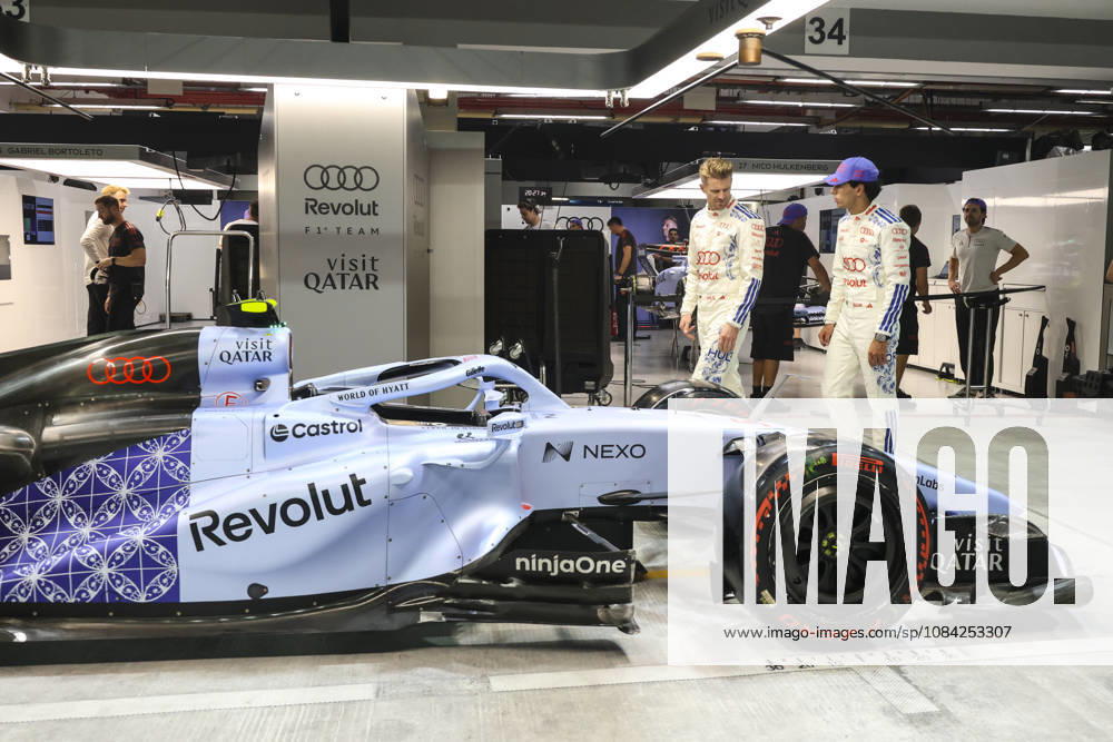 Formula 1 Singapore Airlines Singapore Grand Prix 2026 Gabriel Bortoleto (BRA), Audi Revolut F1 Team , R26, Car 5, Nico Hülkenberg (GER), Audi Revolut F1 Team , R26, Car 27 watching the special car livery for the Singarpore GP, also they have a special suit during Formula 1 Singapore Airlines Singapore Grand Prix 2026 on October 8., 2026 in Marina Bay Street Circuit, Singapore, Zsombor Toth Singapore Marina Bay Street Circuit Singapore Singapore