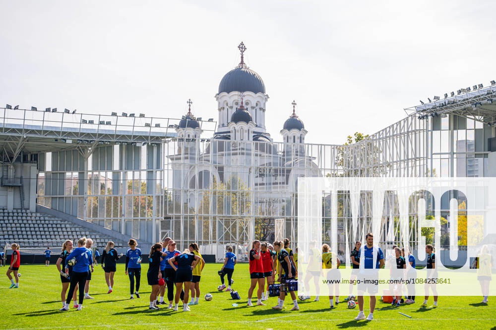Players and staff of the Norwegian womens national football team during a training session on October 8, 2026 in Bucharest. Photo: Marius Simensen BILDBYRAN Cop 238 bbeng dam fifa women s world cup qualifier football fotball fotboll norge norway practice soccer training trening träning
