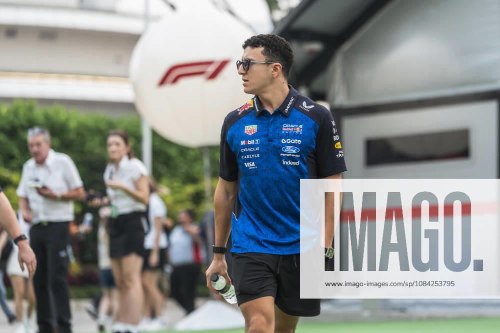 Formula 1 Singapore Airlines Singapore Grand Prix 2026 Remy Midez OVERTAKE MAXPPP - Singapore 08 10 2026 06 HADJAR Isack (fra), Oracle Red Bull Racing, portrait at the Formula 1 Singapore Airlines Singapore Grand Prix 2026, the 16th round of the 2026 FIA Formula 1 World Championship, WM, Weltmeisterschaft at the Marina Bay Street Circuit in Singapore, from 08 to 11 October 2026 Singapore Marina Bay Street Circuit Singapore